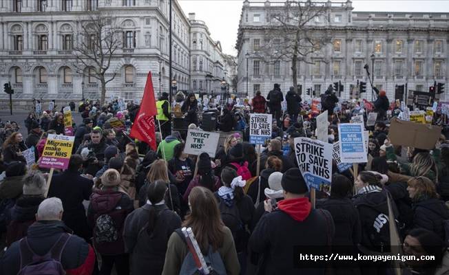 Londra’da yüzlerce kişi hükümetin sağlık politikasını protesto etti