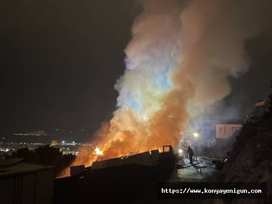 Maltepe'de gecekondu yangını: Alevler geceyi aydınlattı