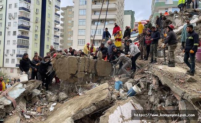Adana'da yıkılan apartmanlarda arama kurtarma çalışmaları sürüyor