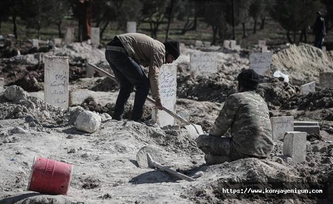 Afrin'de depremlerde hayatını kaybedenlerin cenazeleri defnediliyor