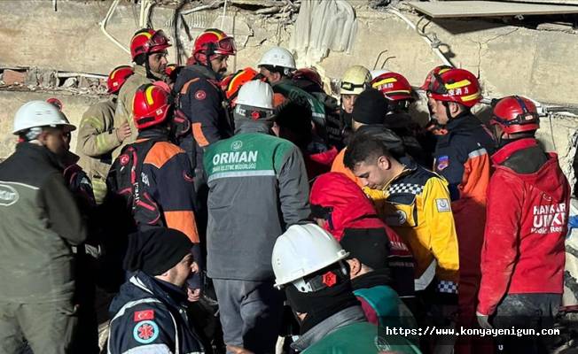 Hakkari'den Hatay'a giden ekipler enkaz altında kalan biri bebek 3 kişiyi kurtardı