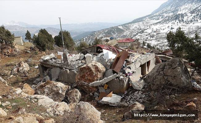 Kahramanmaraş'ın kırsal Çevrepınar Mahallesi depremde kopan kayaların tehdidi altında