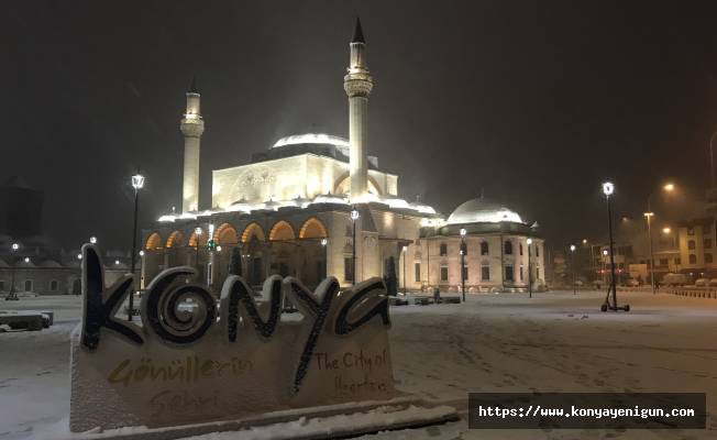 Konya'da kar yağışından okullar tatil oldu, yollar ulaşıma kapandı