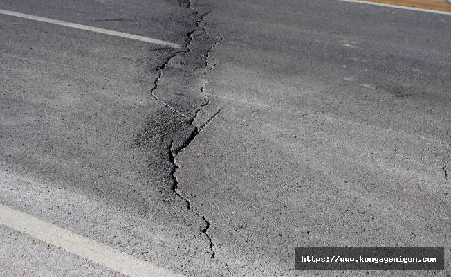 Niğde ve Konya depreminde Aksaray’da yol ve araziler yarıldı