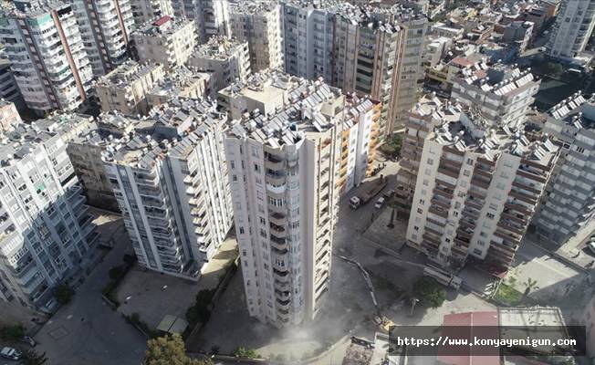 Adana'da depremde hasar gören 14 katlı apartmanın yıkımına başlandı