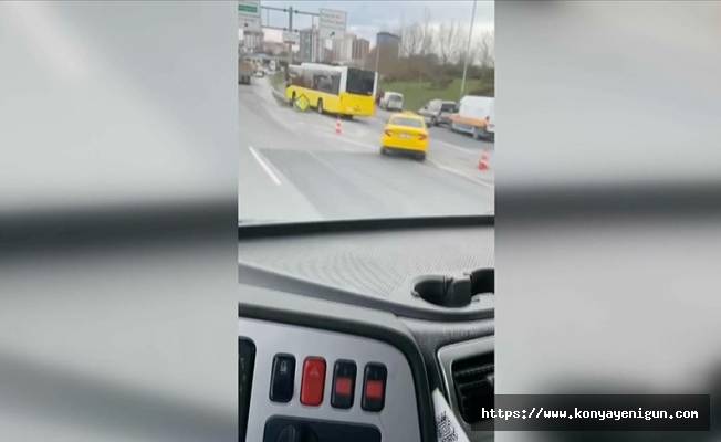 Başakşehir'de hafif ticari araç ile çarpışan İETT otobüsü bariyerlere saplandı