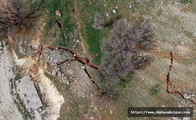 Depremde zemini kayan ve derin yarıklar oluşan mezra tahliye edildi
