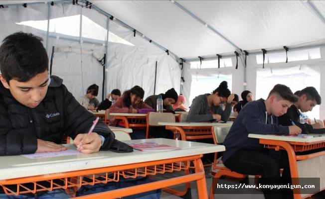 Depremden etkilenen Hatay'da okul bahçesine çadır sınıflar kuruldu