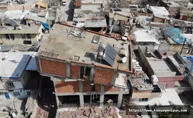 Depremin yıktığı binada ilginç görüntüler ortaya çıktı
