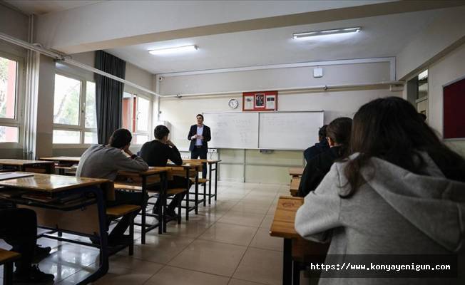 Gölcük depremini yaşayan öğretmenden depremzede öğrencilere gönüllü ders