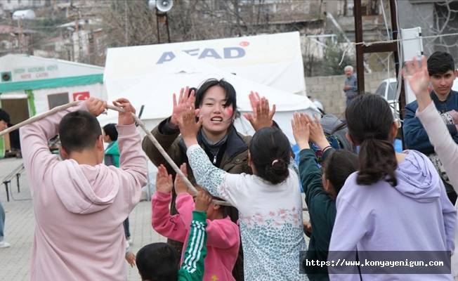 Güney Koreli öğrenciler oyunlarla çocuklarda afetin izlerini silmeye çalışıyor