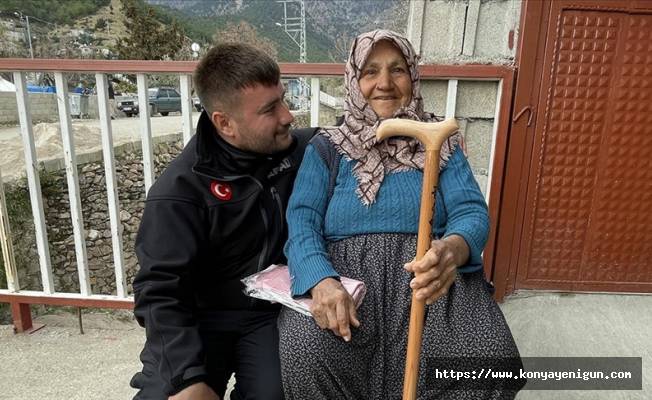 Hatay'da 70 yaşındaki depremzede kadının yüzü kaymakamlığın verdiği bastonla güldü