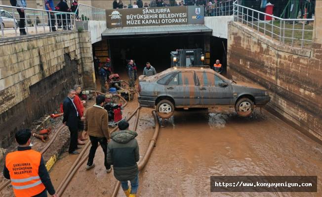 Şanlıurfa'daki selden etkilenen otoparktaki araçlar çıkarılıyor