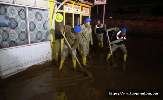 Selden etkilenen Şanlıurfa'da askerler temizlik yaptı