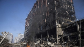 Ukrayna'da Kremençuk kentinde vurulan alışveriş merkezinde saldırı izleri silinmeye çalışılıyor