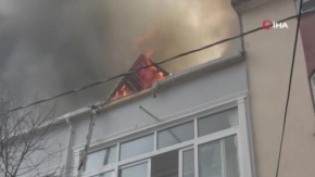 Arnavutköy'de binanın çatı katı alev alev yandı