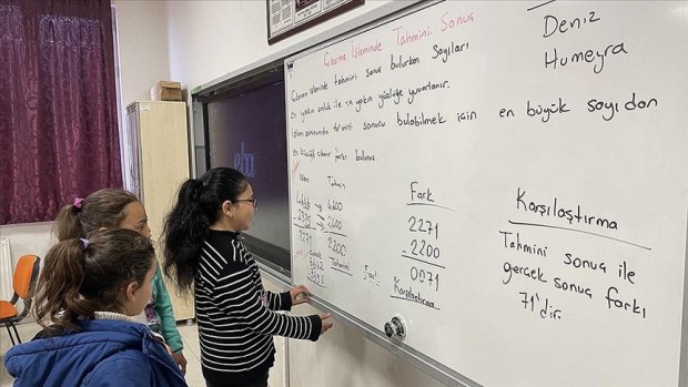 Ayşenur öğretmenin son derste yazdığı notlar sınıfındaki tahtada