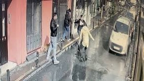 Ortaköy'de aralarında husumet olan 2 kardeş sokak ortasında birbirini bıçakladı