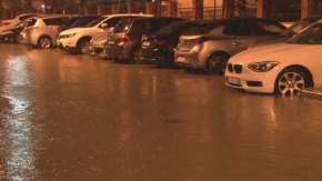 İzmir'i sağanak ve fırtına vurdu: Caddeler göle döndü, ağaçlar devrildi