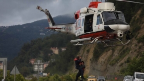 Kastamonu İnebolu'da sel nedeniyle evlerinin çatılarında mahsur kalanlar helikopterle kurtarılıyor