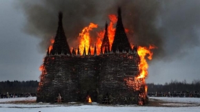 Maslenitsa Bayramı kutlamalarında dev kale Covid-19'a karşı yakıldı