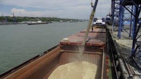 Rusya limanında tahıl gemileri hazırlanıyor