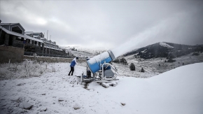 'Beyaz örtüye hasret' Uludağ'da pistlere suni kar yağdırılıyor