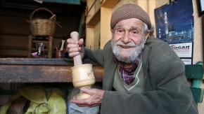 Karaman'ın 'marangoz dedesi' 74 yıldır çalışıyor