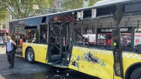 İstanbul'da tramvayın İETT otobüsüne çarptığı an güvenlik kameralarınca kaydedildi